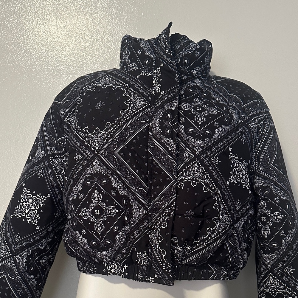 Elodie Black Bandana-Print Cropped Puffer Jacket